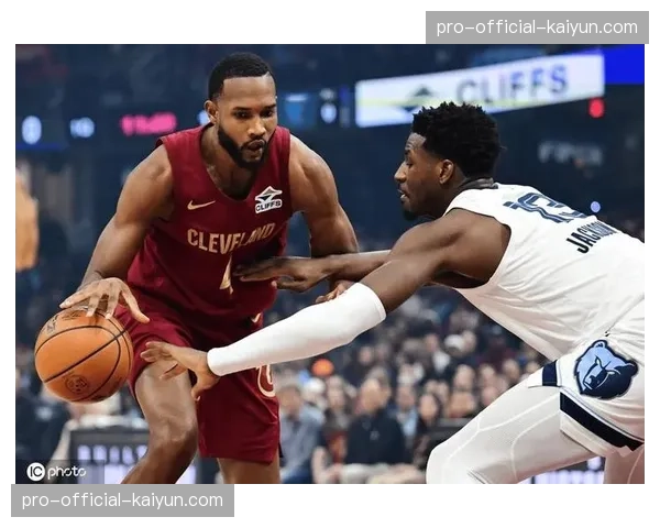 慢镜头回放显示，埃文·莫布利在低位防守中完美判断对方转身方向，完成抢断