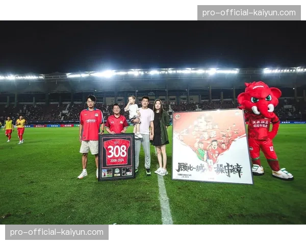 球迷无人机表演致敬即将退役的河南队老将顾操